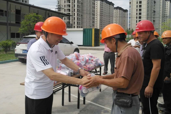 市建設局、市建筑業(yè)協(xié)會領導親臨現(xiàn)場慰問一線工人